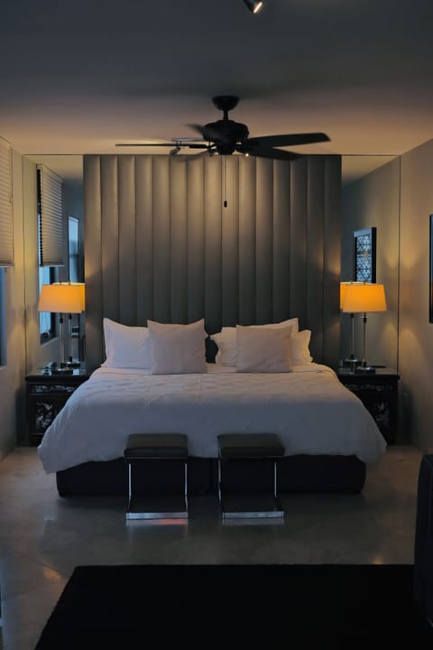 Penthouse Suite | Premium bedding, down comforters, in-room safe, blackout drapes