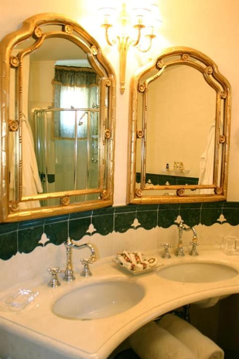 Suite (Petrarca) | Bathroom | Shower, designer toiletries, hair dryer, bidet