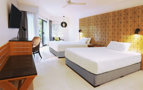 Deluxe Room, Courtyard Area | Premium bedding, minibar, in-room safe, desk