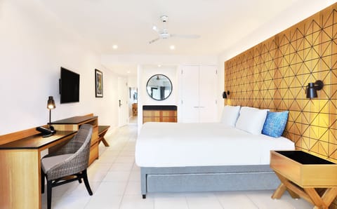 Standard Room, Garden View | Premium bedding, minibar, in-room safe, desk