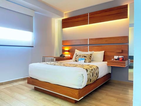 Standard Room, 1 Queen Bed, Non Smoking | In-room safe, desk, iron/ironing board, bed sheets