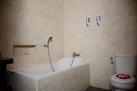 Superior Double or Twin Room | Bathroom | Combined shower/tub, free toiletries, towels