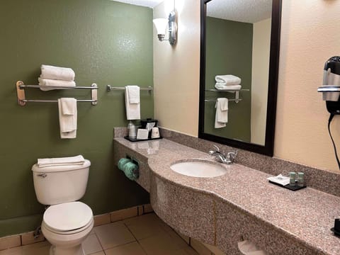 Combined shower/tub, towels