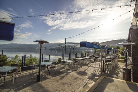 Beach views, serves lunch, dinner, and happy hour