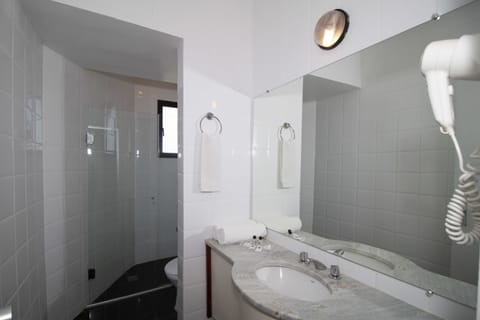 Superior Twin Room | Bathroom amenities | Shower, free toiletries, hair dryer, towels