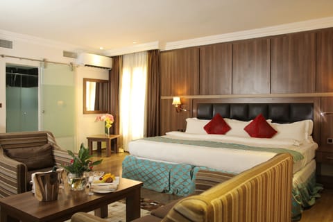 Executive Room | Premium bedding, in-room safe, desk, laptop workspace