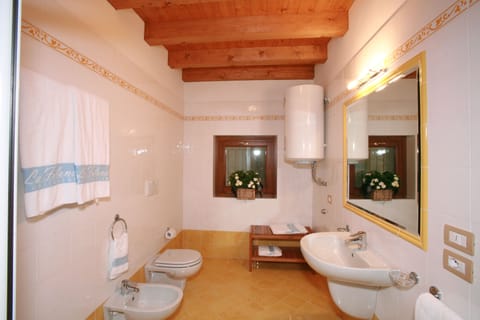 Room | Bathroom | Hair dryer, bidet, towels, shampoo