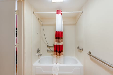 Combined shower/tub, towels