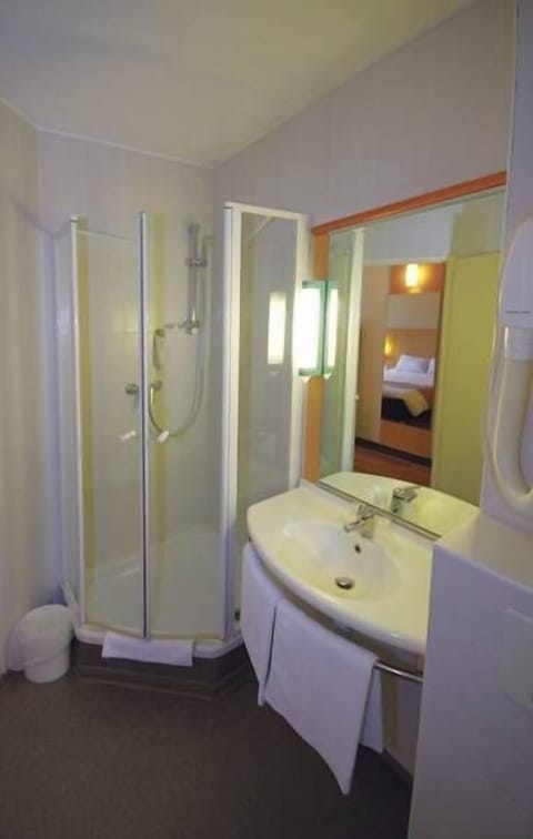 Room for 1 or 2 persons | Bathroom | Shower, eco-friendly toiletries, hair dryer, towels