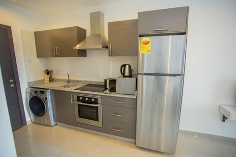 Executive Studio Suite, 1 Queen Bed | Private kitchen | Full-size fridge, microwave, oven, stovetop