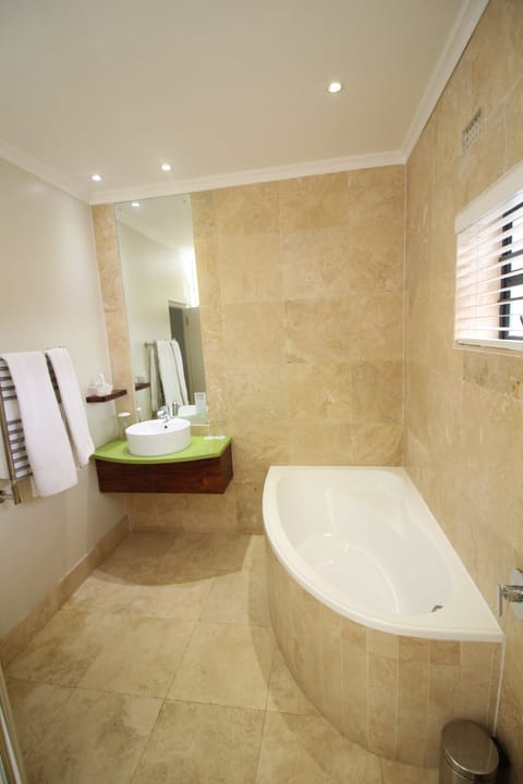 Executive Suite | Bathroom | Shower, free toiletries, hair dryer, towels
