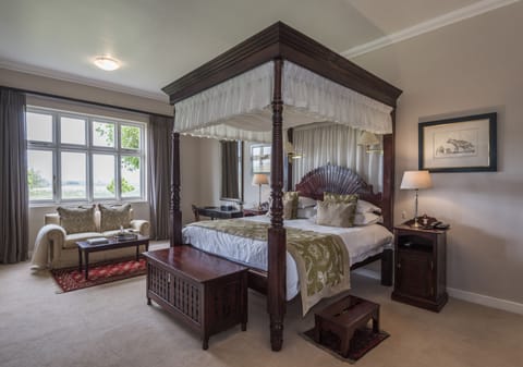 Suite, 1 King Bed | Premium bedding, free minibar, in-room safe, desk