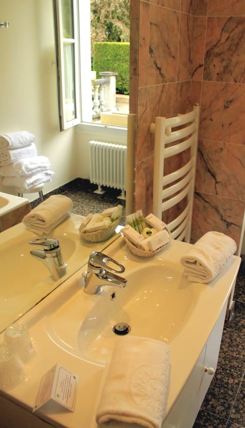 Deluxe Double Room | Bathroom sink