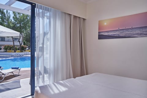 Classic Room Swim Up | Minibar, in-room safe, free cribs/infant beds, free WiFi