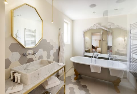 Junior Suite | Bathroom | Designer toiletries, hair dryer, bathrobes, slippers