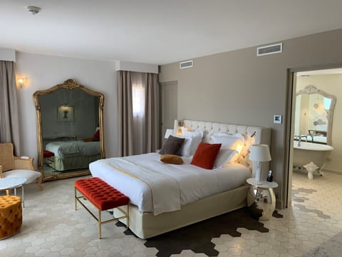 Suite du Mas | Premium bedding, pillowtop beds, minibar, in-room safe