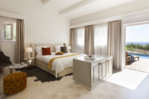 Suite with semi-private pool | Premium bedding, pillowtop beds, minibar, in-room safe
