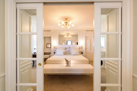 Royal Suite, Hot Tub, Lake View (SPA) | Frette Italian sheets, premium bedding, down comforters