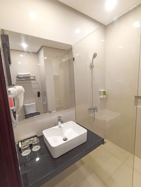 Premier Room, 2 Twin Beds, City View | Bathroom | Shower, free toiletries, hair dryer, slippers