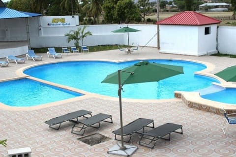 2 outdoor pools, pool umbrellas