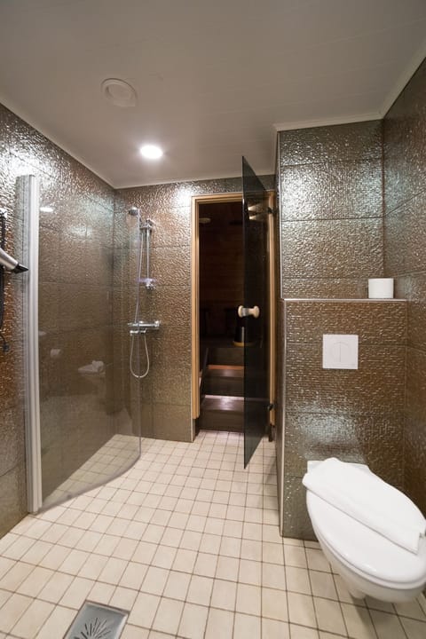 Junior Suite, Sauna | Bathroom | Shower, free toiletries, hair dryer, towels