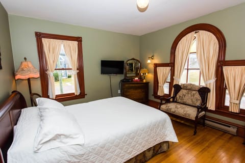 Queen Room with Private External Bathroom | Tempur-Pedic beds, individually decorated, individually furnished, desk
