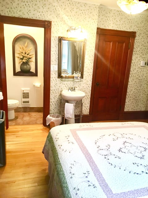 Superior Room, 1 Queen Bed | Bathroom | Free toiletries, hair dryer, towels, soap