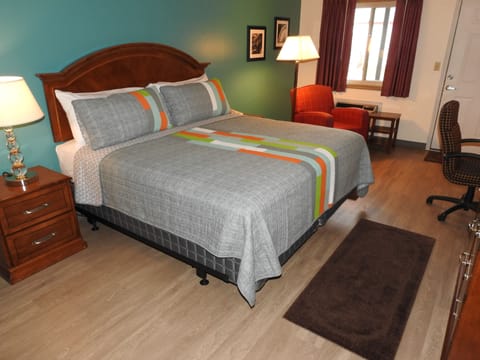 Comfort Room, 1 King Bed | Premium bedding, desk, iron/ironing board, free WiFi