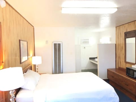 Comfort Room, 1 Queen Bed, Smoking | Premium bedding, desk, rollaway beds, free WiFi