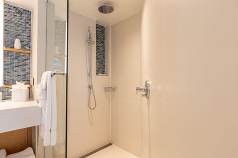 Junior Oceanfront Suite | Bathroom | Shower, rainfall showerhead, designer toiletries, hair dryer