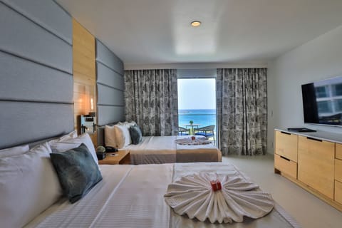 Queen Double Oceanview Guestroom | Minibar, in-room safe, laptop workspace, blackout drapes