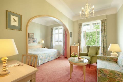 Junior Studio Suite | Hypo-allergenic bedding, in-room safe, individually furnished, desk