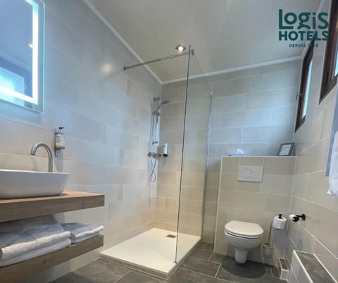 Classic Suite, 1 Bedroom | Bathroom | Free toiletries, hair dryer, bidet, towels