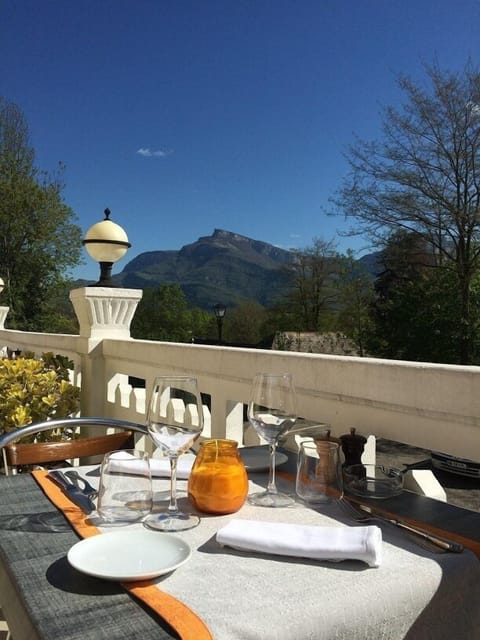 Lunch and dinner served, French cuisine