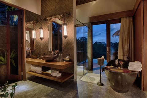 Luxury Pool Villa | Bathroom | Separate tub and shower, free toiletries, hair dryer, bathrobes