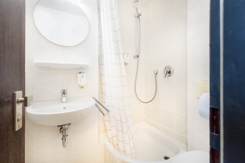 Economy Single Room | Bathroom | Hair dryer, towels