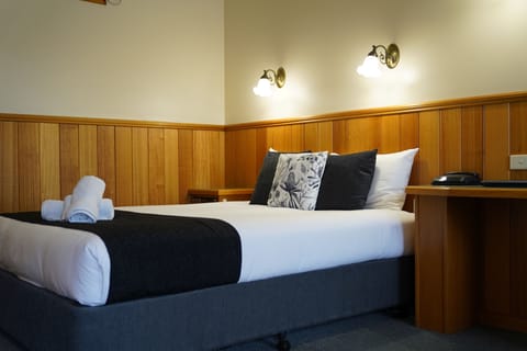 Deluxe Double or Twin Room | Iron/ironing board, cribs/infant beds, free WiFi, bed sheets