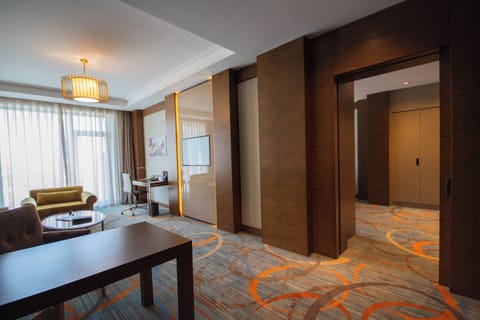 Executive Suite, 1 King Bed with Sofa bed | Premium bedding, minibar, in-room safe, desk