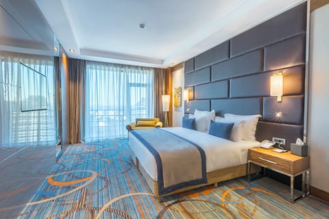 Executive Suite, 1 King Bed with Sofa bed | Premium bedding, minibar, in-room safe, desk