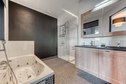 Double Room | Bathroom | Free toiletries, hair dryer, towels