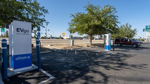 Electric vehicle charging station