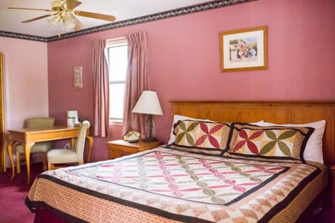 Grand Room, 1 King Bed, Jetted Tub | Desk, blackout drapes, iron/ironing board, free WiFi