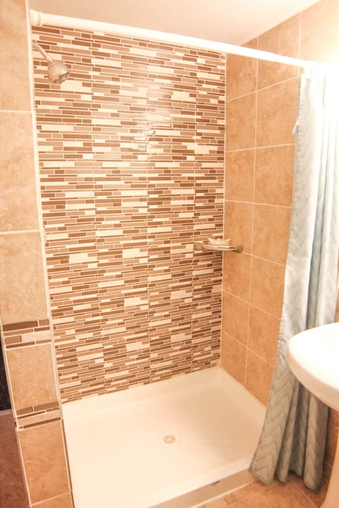 Combined shower/tub, towels