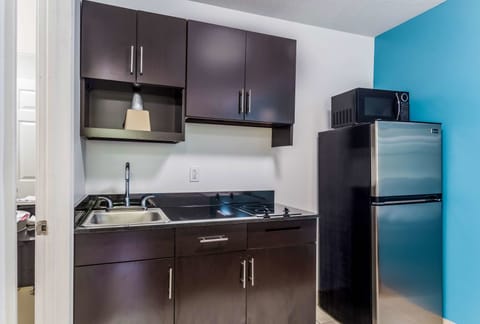 Deluxe Room, 1 King Bed, Non Smoking, Kitchenette | Private kitchenette | Full-size fridge, microwave