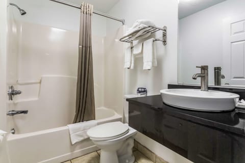 Combined shower/tub, free toiletries, towels