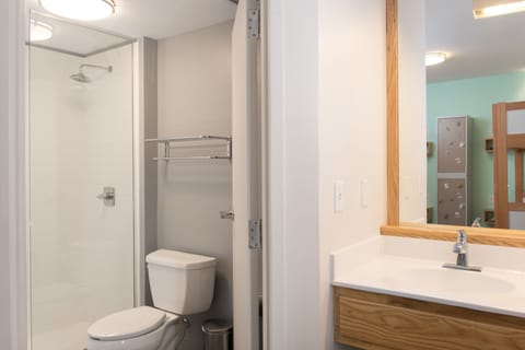 Standard Private 4-Bed Room with Ensuite | Bathroom | Hair dryer, towels