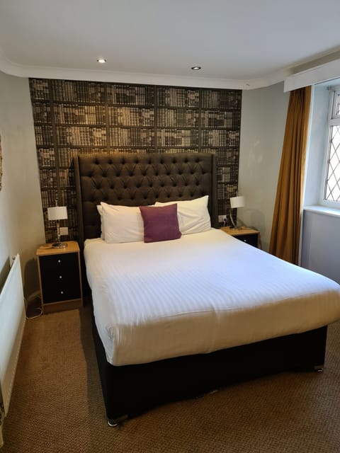 Standard Double Room | In-room safe, individually furnished, desk, iron/ironing board