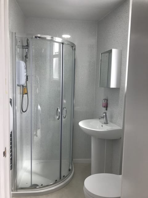 XL | Bathroom | Shower, free toiletries, hair dryer, towels