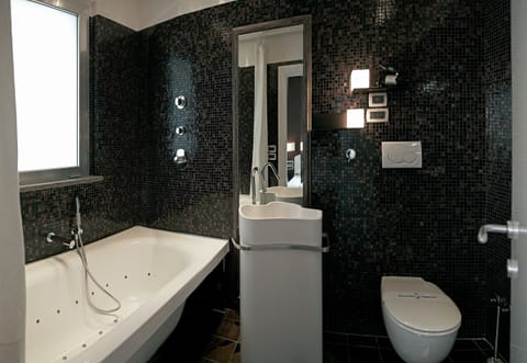 Suite | Bathroom | Free toiletries, hair dryer, bathrobes, slippers