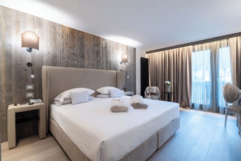 Premium bedding, down comforters, minibar, in-room safe